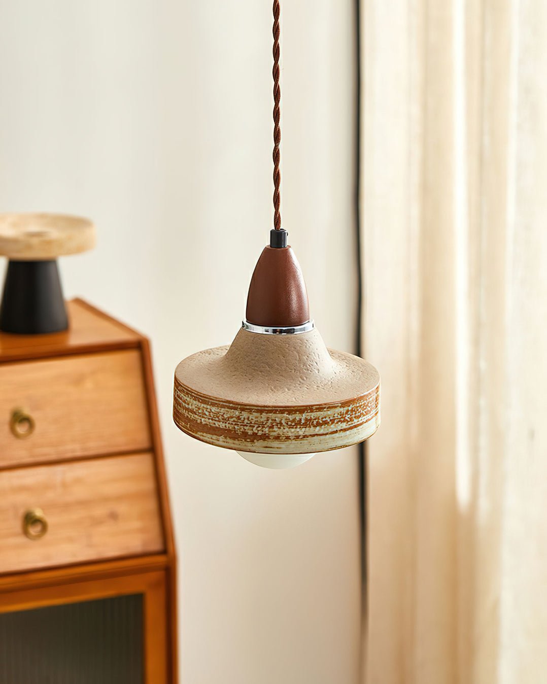 Lámpara colgante de cerámica y madera Alfara junto a una cómoda de madera – imagen 8