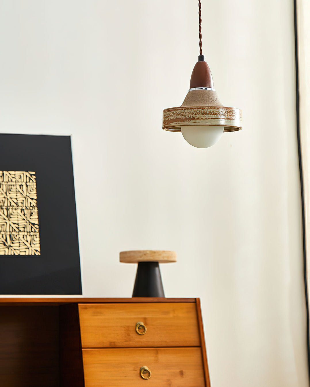 Lámpara colgante de cerámica y madera Alfara junto a una cómoda de madera – imagen 9