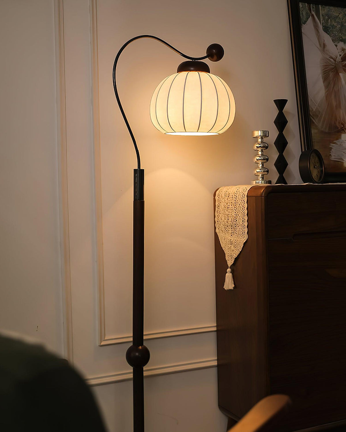 Lámpara de pie con pantalla de seda Sedella en un salón de estilo clásico – imagen 14