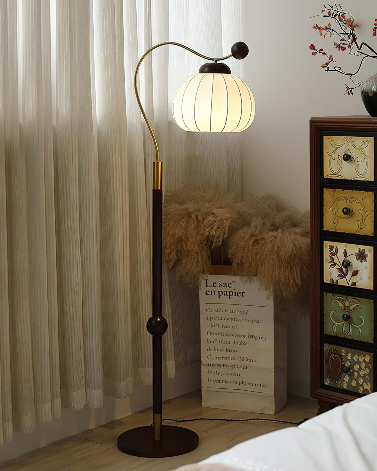 Lámpara de pie con pantalla de seda Sedella en un salón de estilo clásico – imagen 7