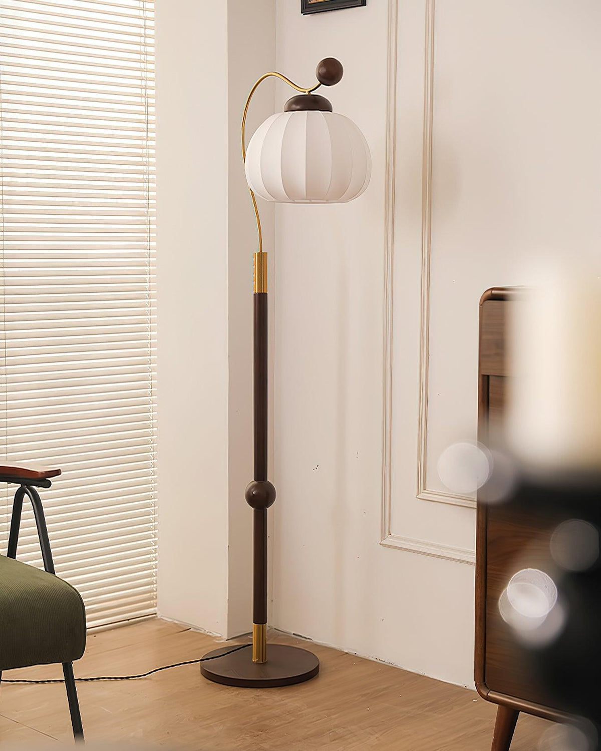 Lámpara de pie con pantalla de seda Sedella en un salón de estilo clásico – imagen 6