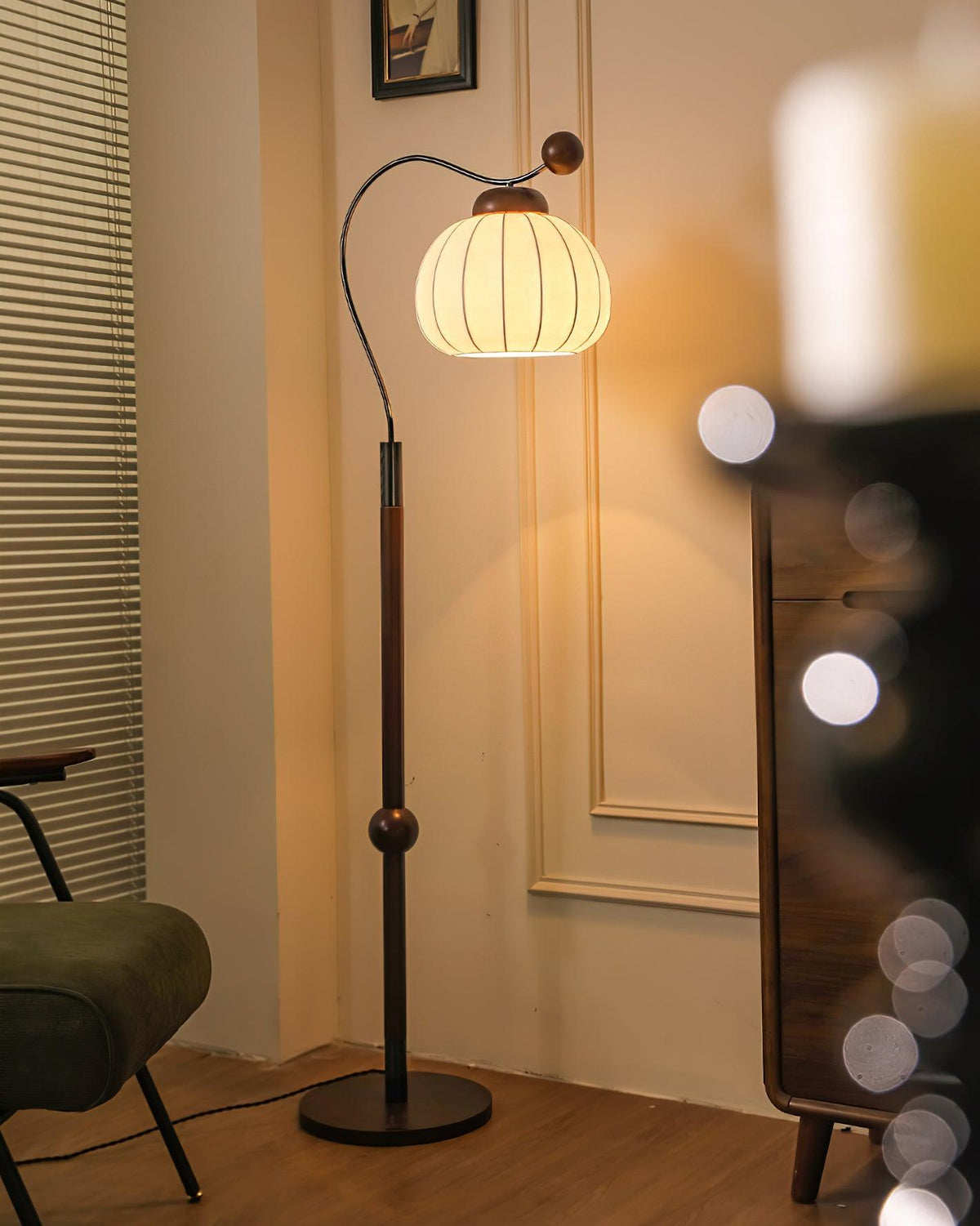 Lámpara de pie con pantalla de seda Sedella en un salón de estilo clásico – imagen 13