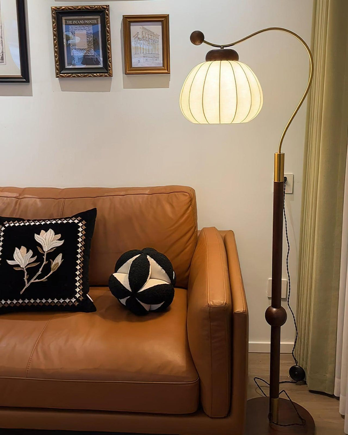 Lámpara de pie con pantalla de seda Sedella en un salón de estilo clásico – imagen 10