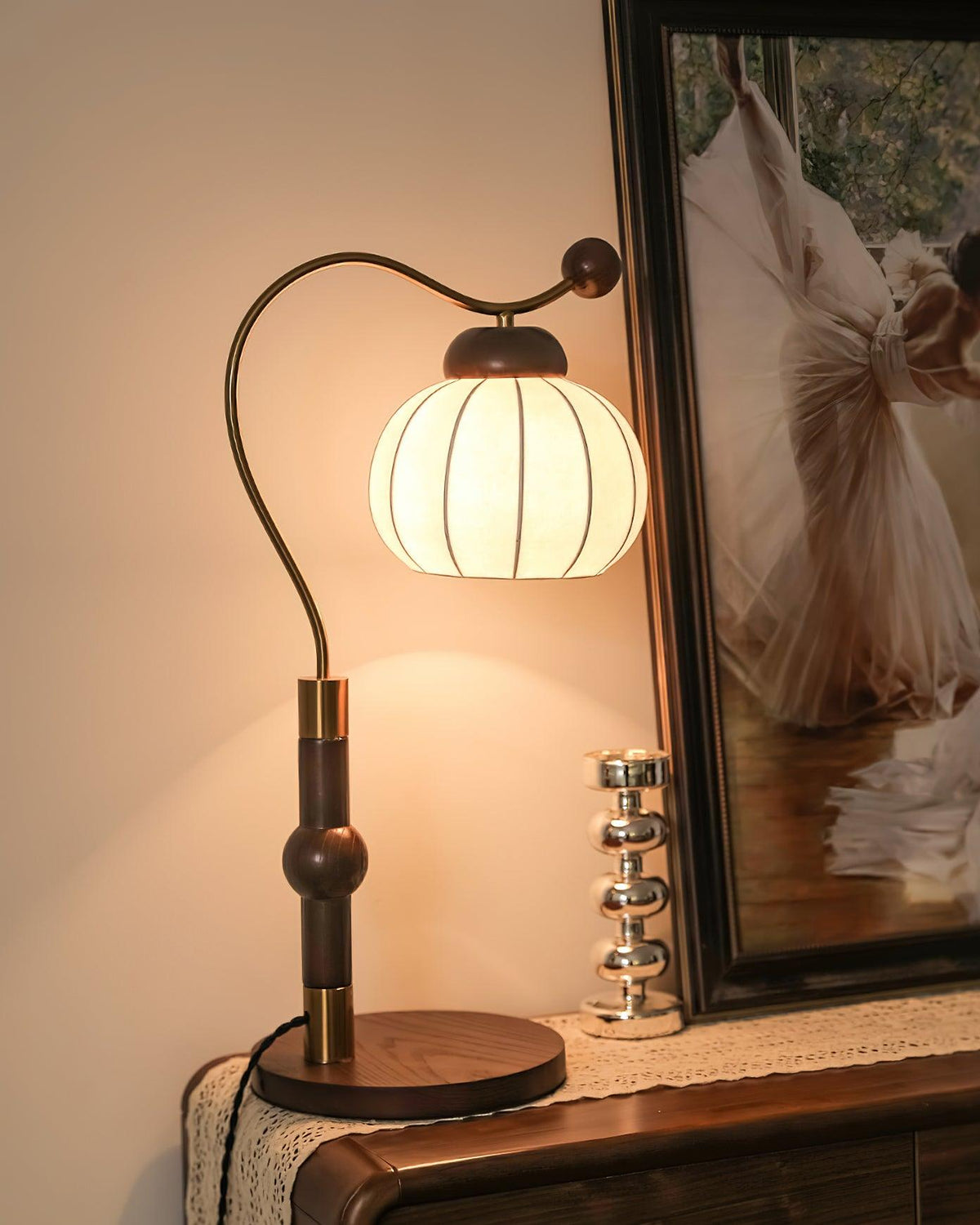 Lámpara de mesa de seda Zapalina – encendida junto a un espejo