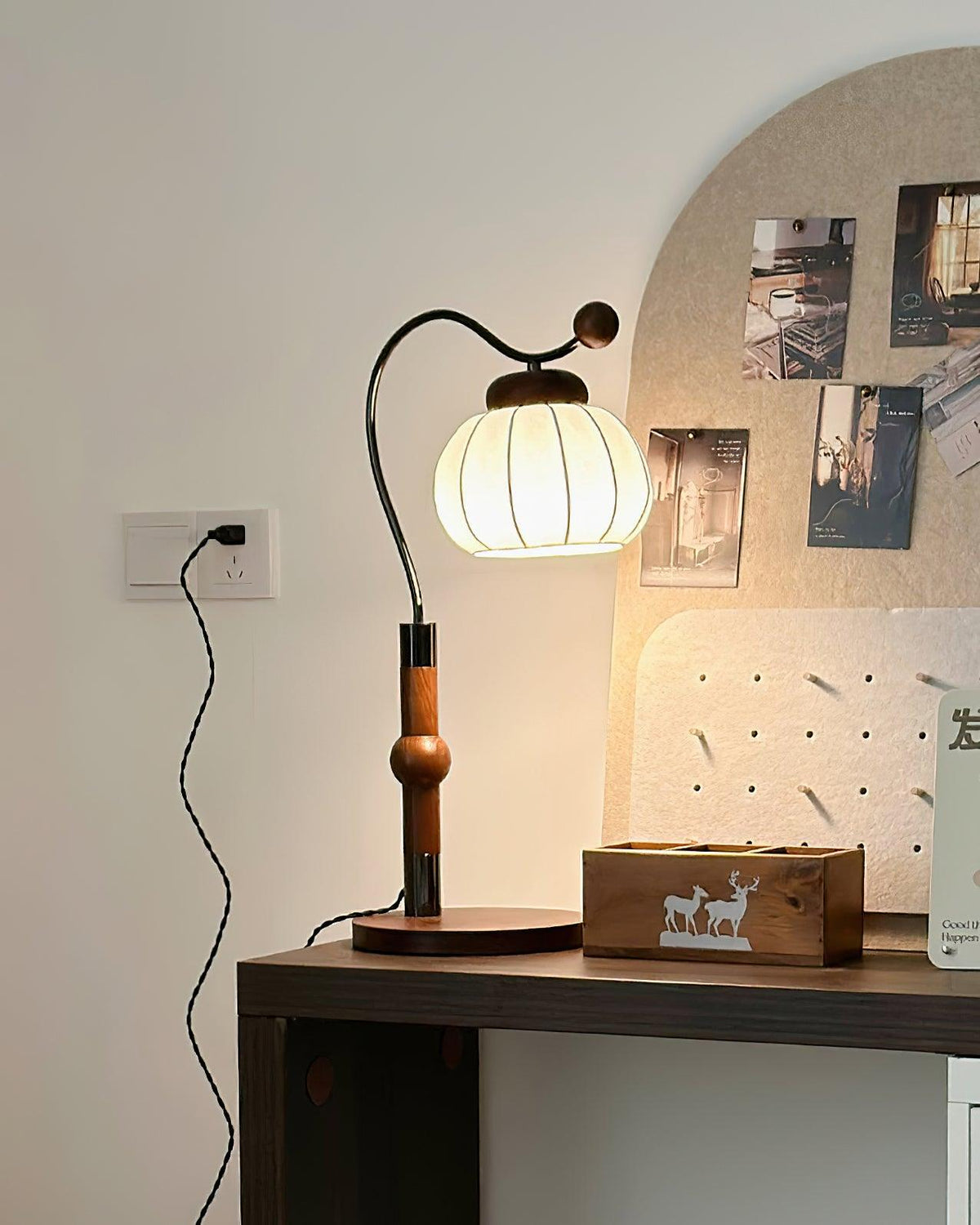 Lámpara de mesa de seda Zapalina – negra en un escritorio