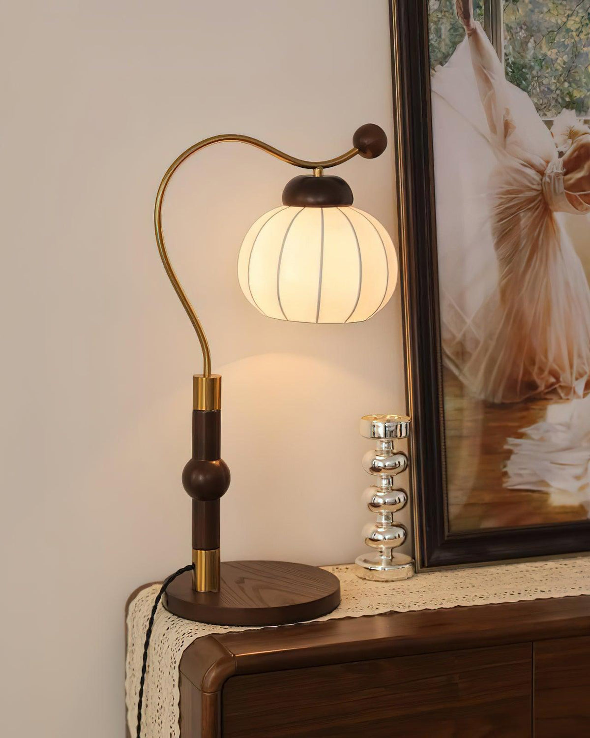 Lámpara de mesa de seda Zapalina – encendida sobre una cómoda