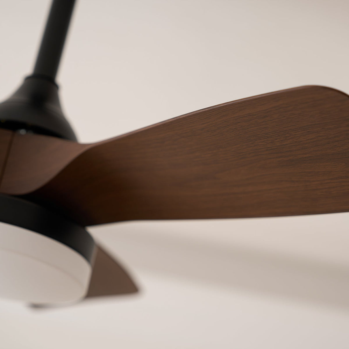 Ventilador de techo con luz Ilenza en un dormitorio acogedor – imagen 27