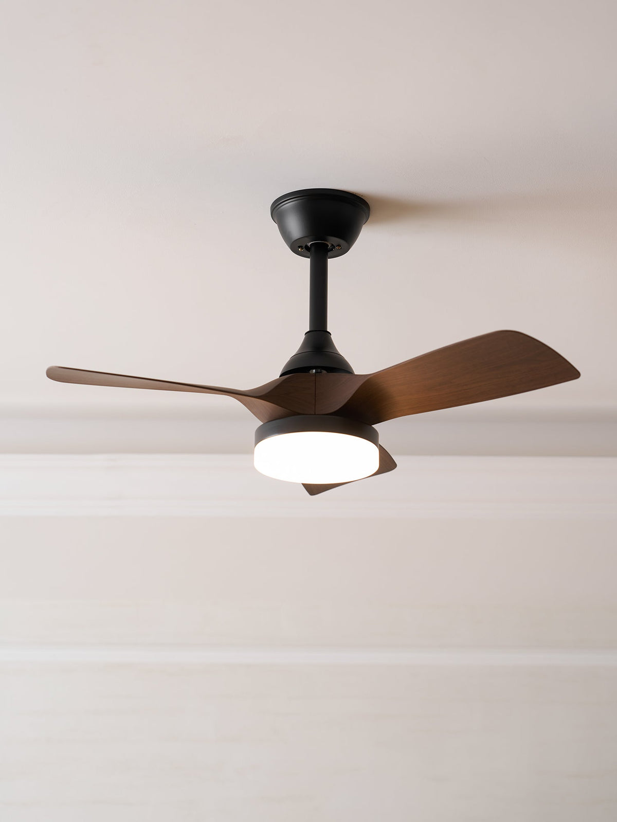 Ventilador de techo con luz Ilenza en un dormitorio acogedor – imagen 33