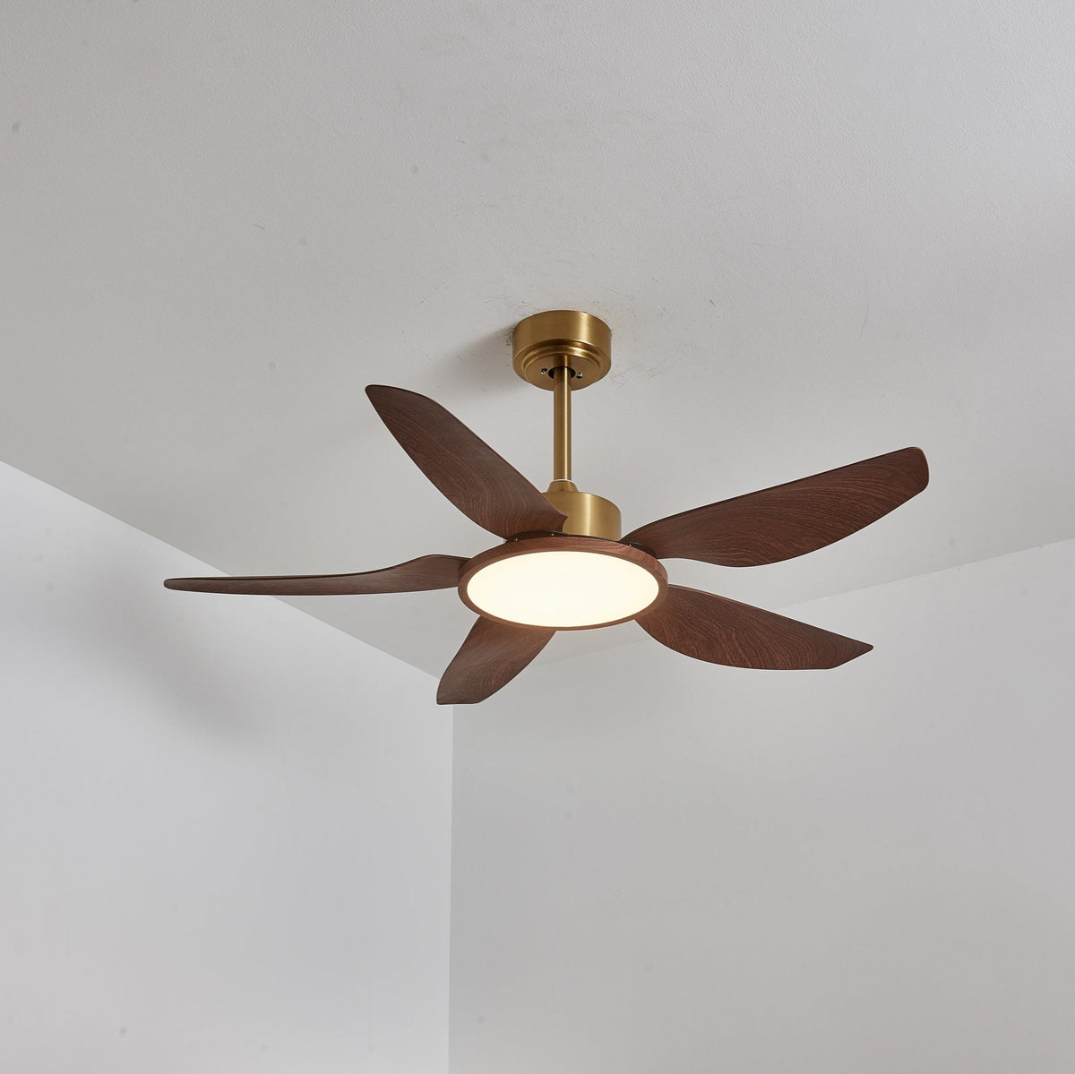 Ventilador de techo con luz Xalora en un comedor mediterráneo – imagen 10