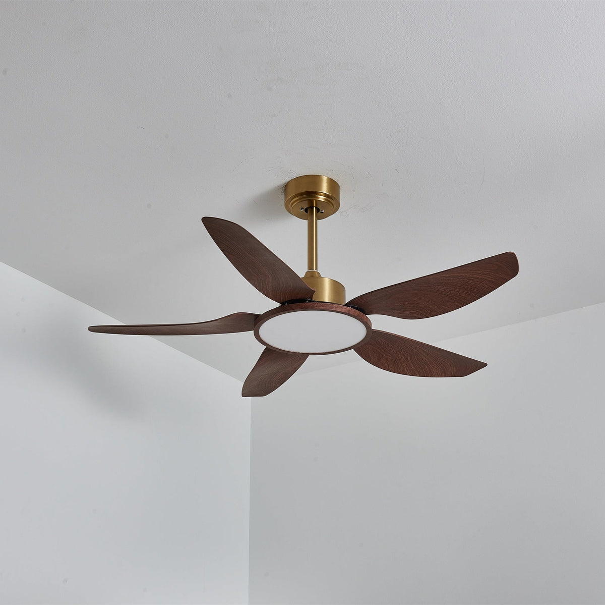 Ventilador de techo con luz Xalora en un comedor mediterráneo – imagen 11