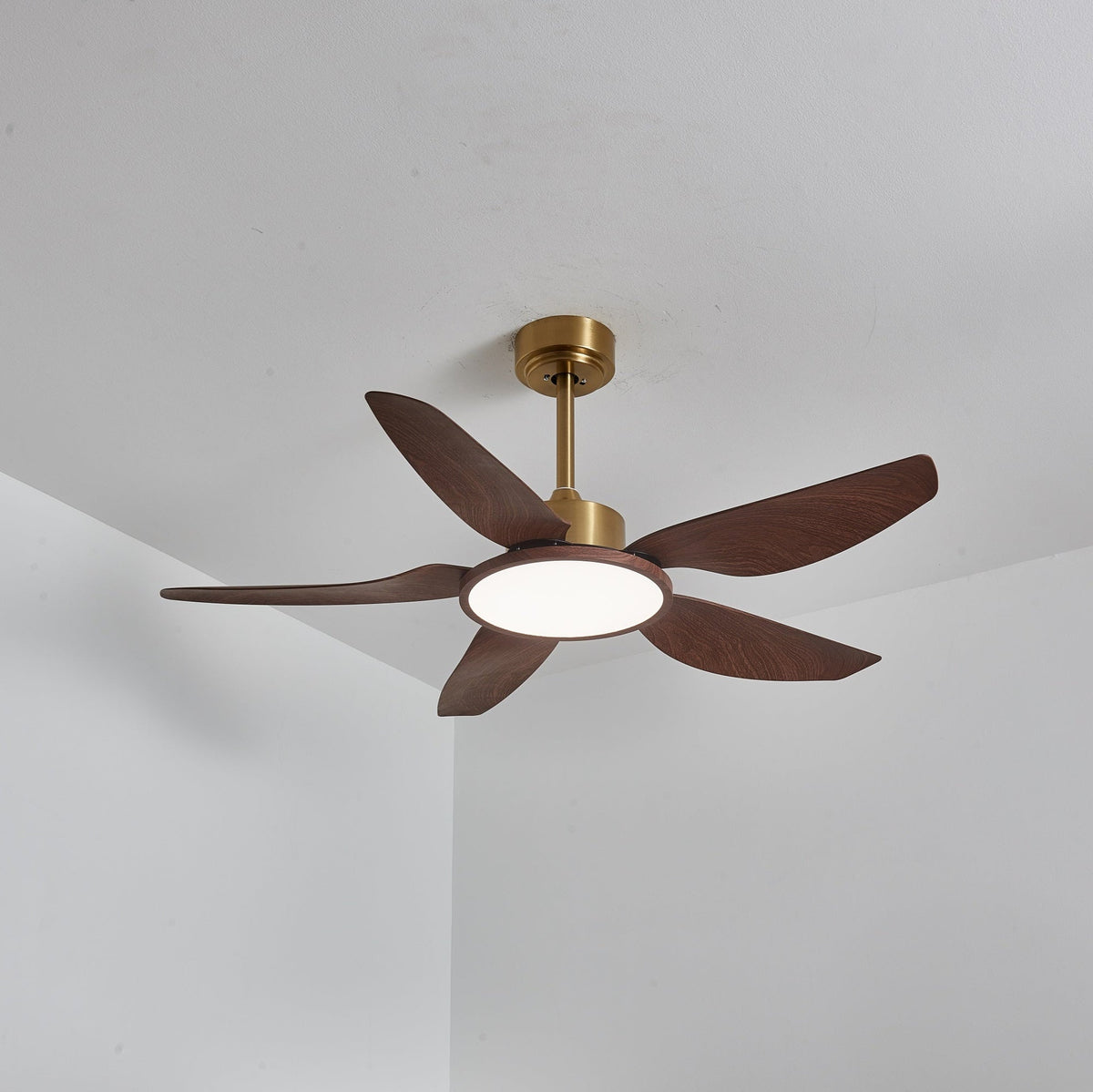 Ventilador de techo con luz Xalora en un comedor mediterráneo – imagen 12