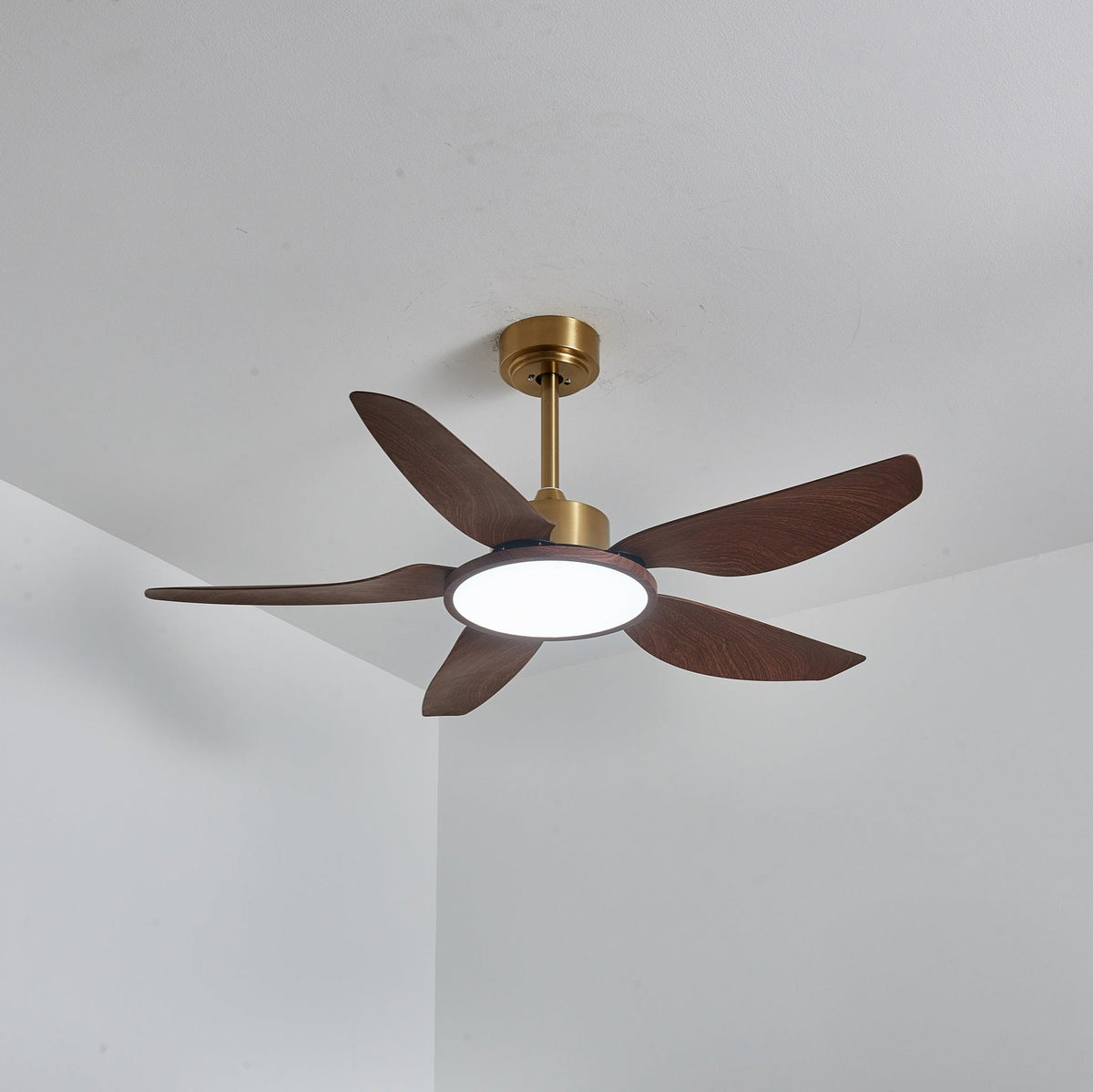 Ventilador de techo con luz Xalora en un comedor mediterráneo – imagen 13