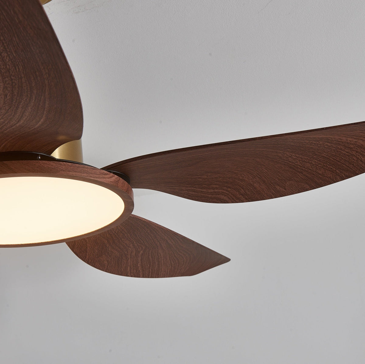 Ventilador de techo con luz Xalora en un comedor mediterráneo – imagen 16