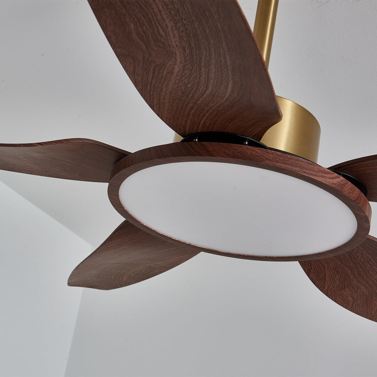 Ventilador de techo con luz Xalora en un comedor mediterráneo – imagen 19