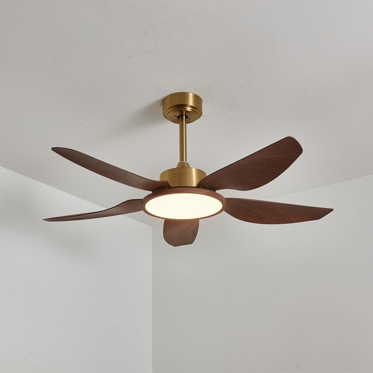 Ventilador de techo con luz Xalora en un comedor mediterráneo – imagen 22