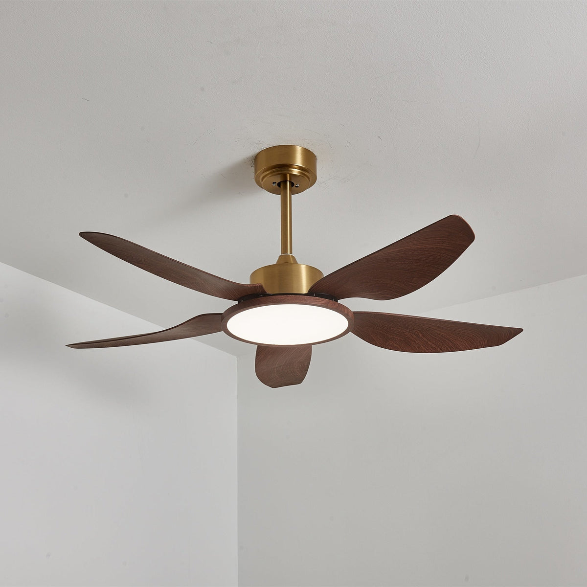 Ventilador de techo con luz Xalora en un comedor mediterráneo – imagen 23