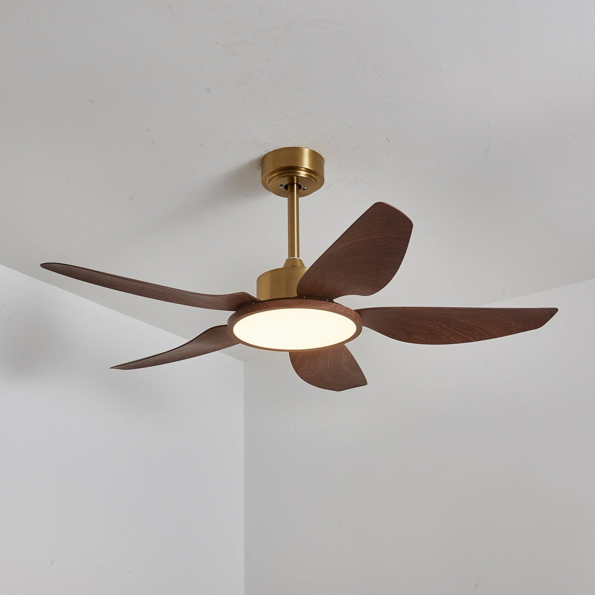 Ventilador de techo con luz Xalora en un comedor mediterráneo – imagen 8