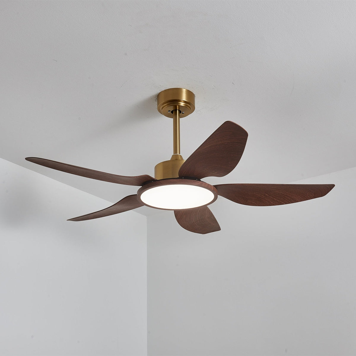 Ventilador de techo con luz Xalora en un comedor mediterráneo – imagen 9