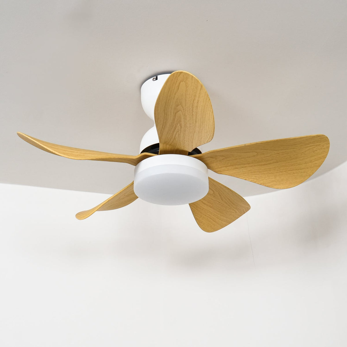 Ventilador de techo con luz Bonela en un dormitorio acogedor – imagen 3