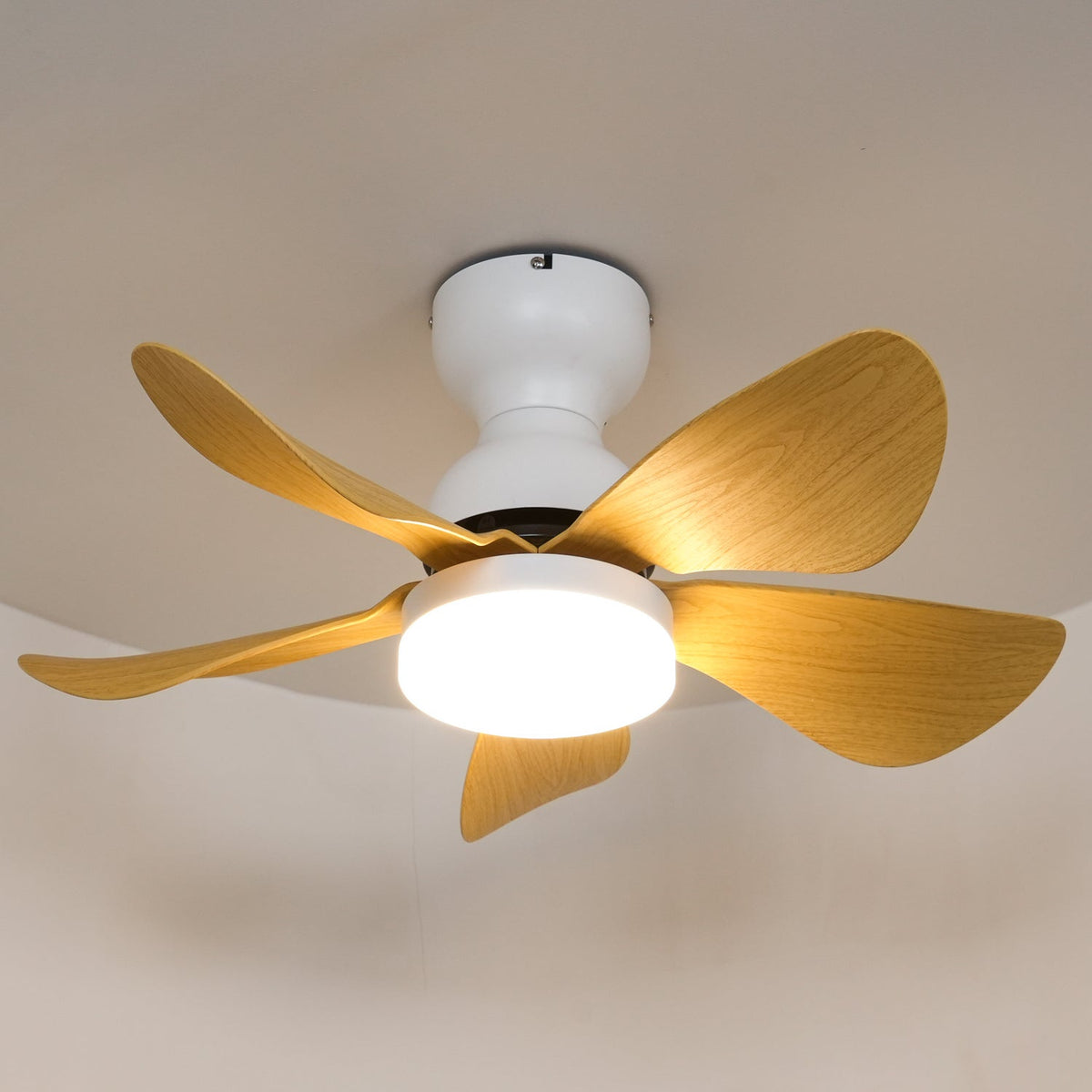 Ventilador de techo con luz Bonela en un dormitorio acogedor – imagen 6