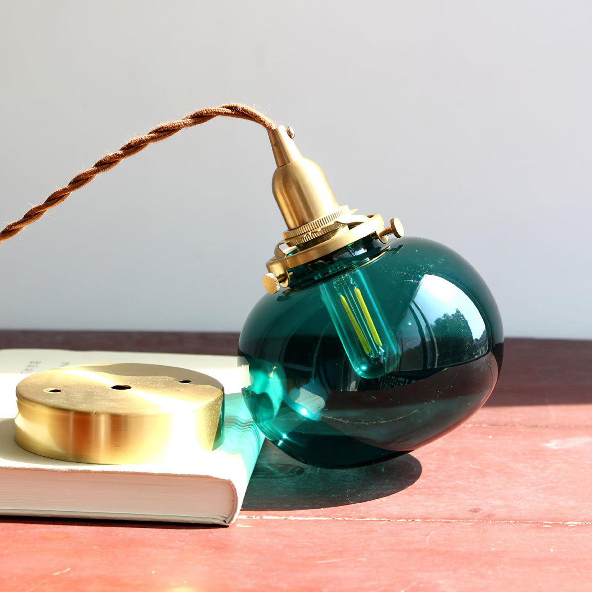 Lámpara colgante pequeña de cristal Canica junto a una mesita de noche – imagen 9