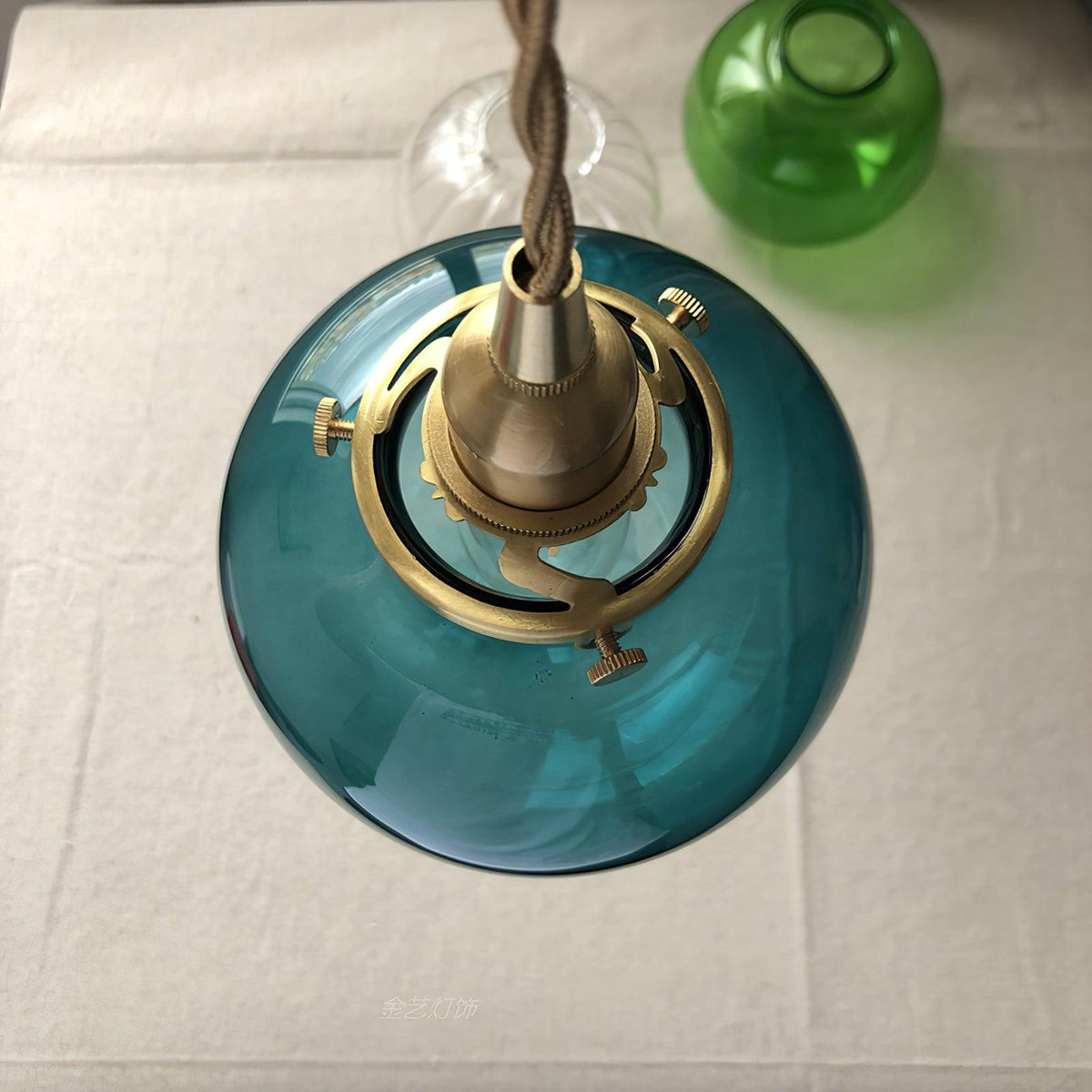 Lámpara colgante pequeña de cristal Canica junto a una mesita de noche – imagen 12