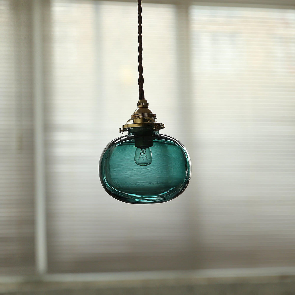 Lámpara colgante pequeña de cristal Canica junto a una mesita de noche – imagen 5
