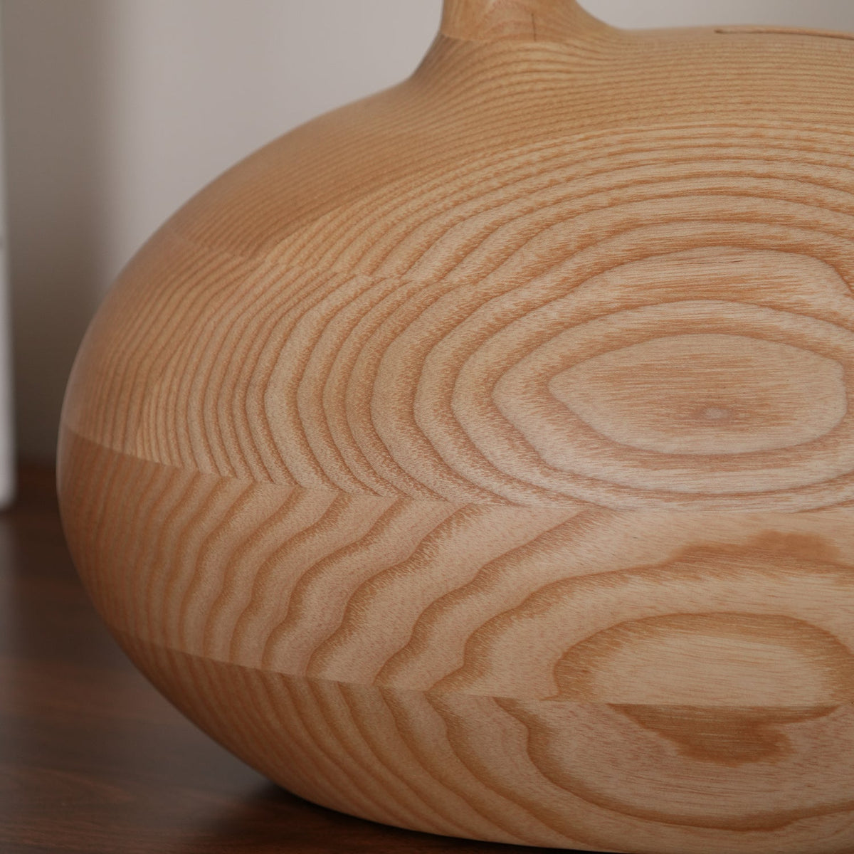Lámpara de mesa de madera Kusema – detalle de la veta de la madera