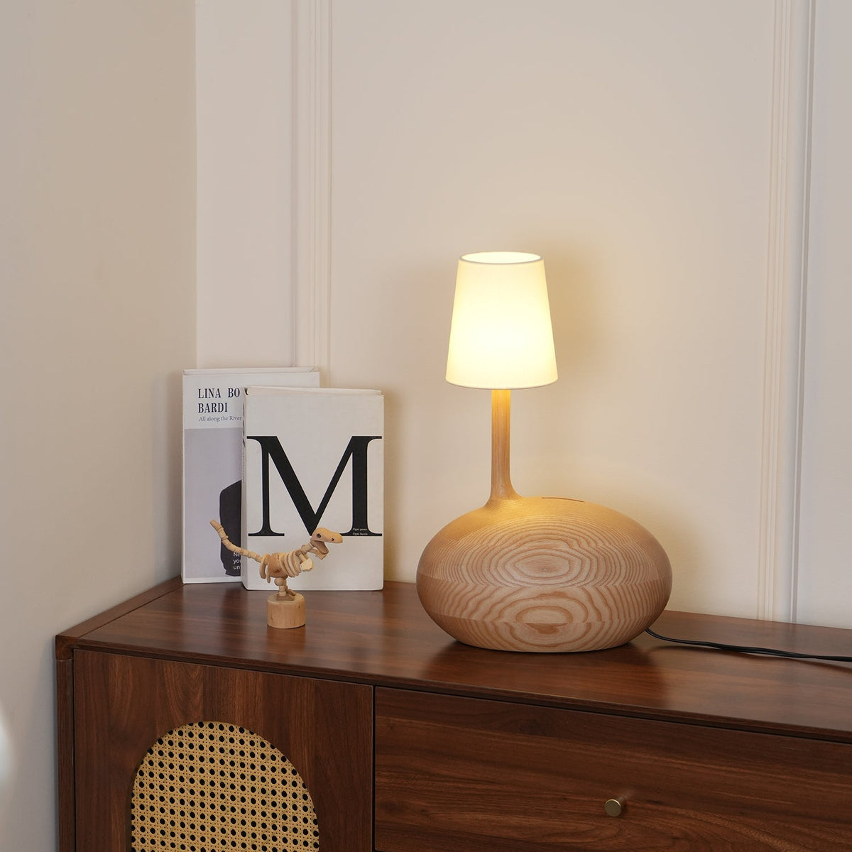 Lámpara de mesa de madera Kusema en un dormitorio acogedor – imagen 7
