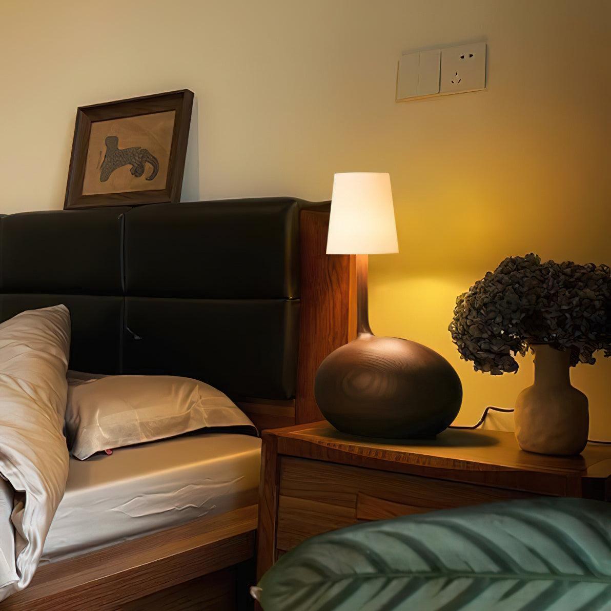 Lámpara de mesa de madera Kusema en un dormitorio acogedor – imagen 15