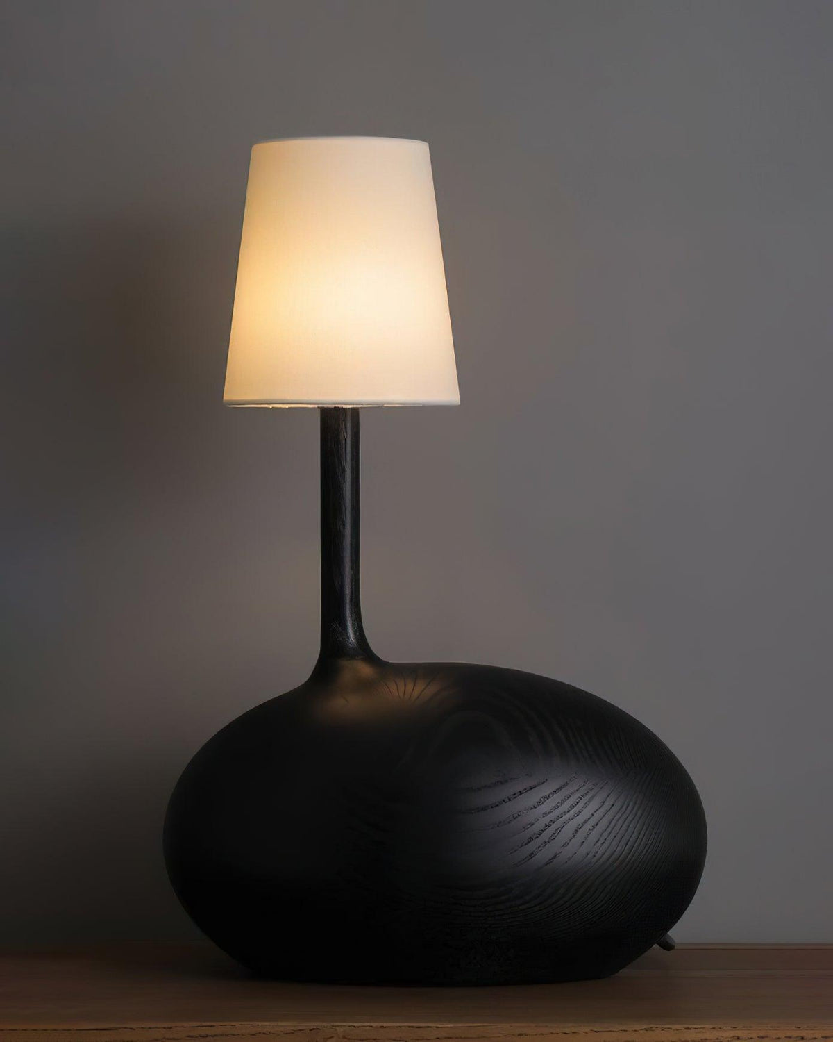 Lámpara de mesa de madera Kusema en un dormitorio acogedor – imagen 13