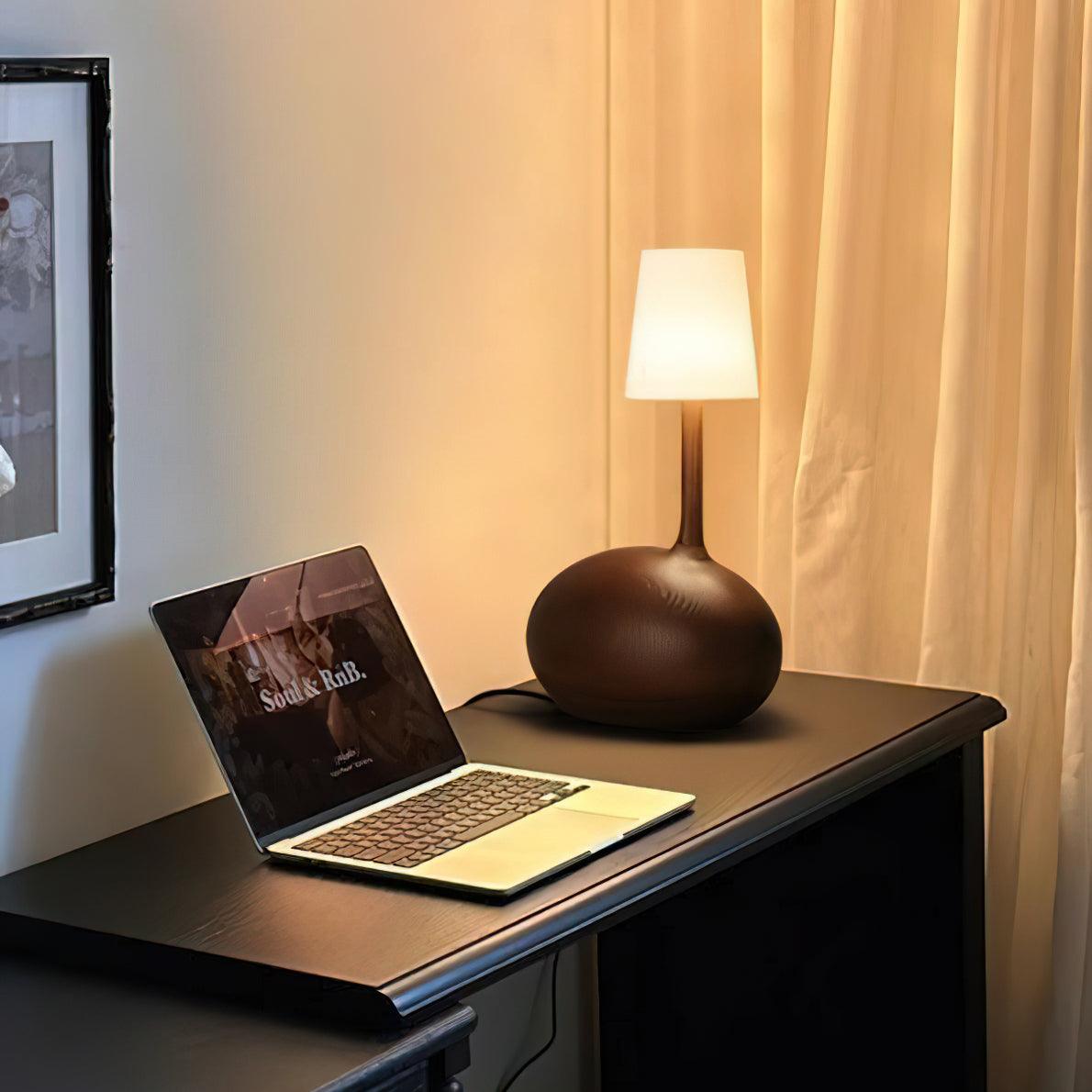 Lámpara de mesa de madera Kusema en un dormitorio acogedor – imagen 8