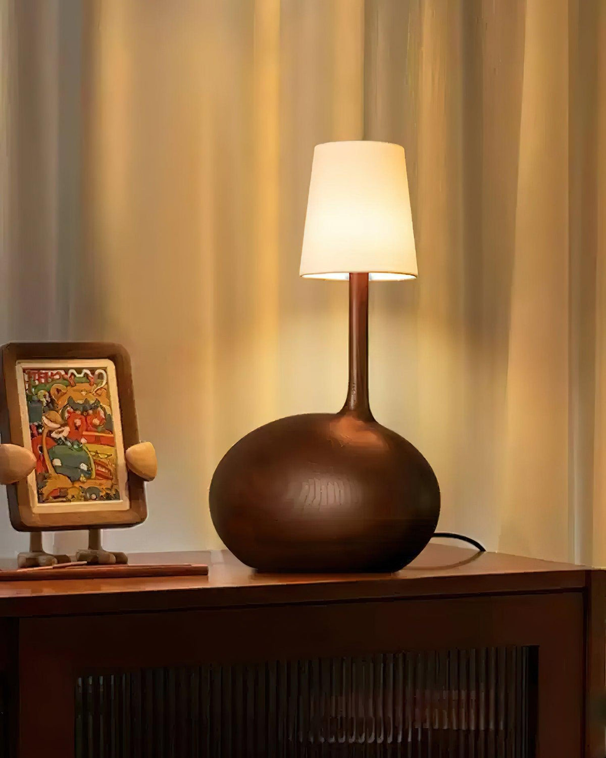 Lámpara de mesa de madera Kusema en un dormitorio acogedor – imagen 11