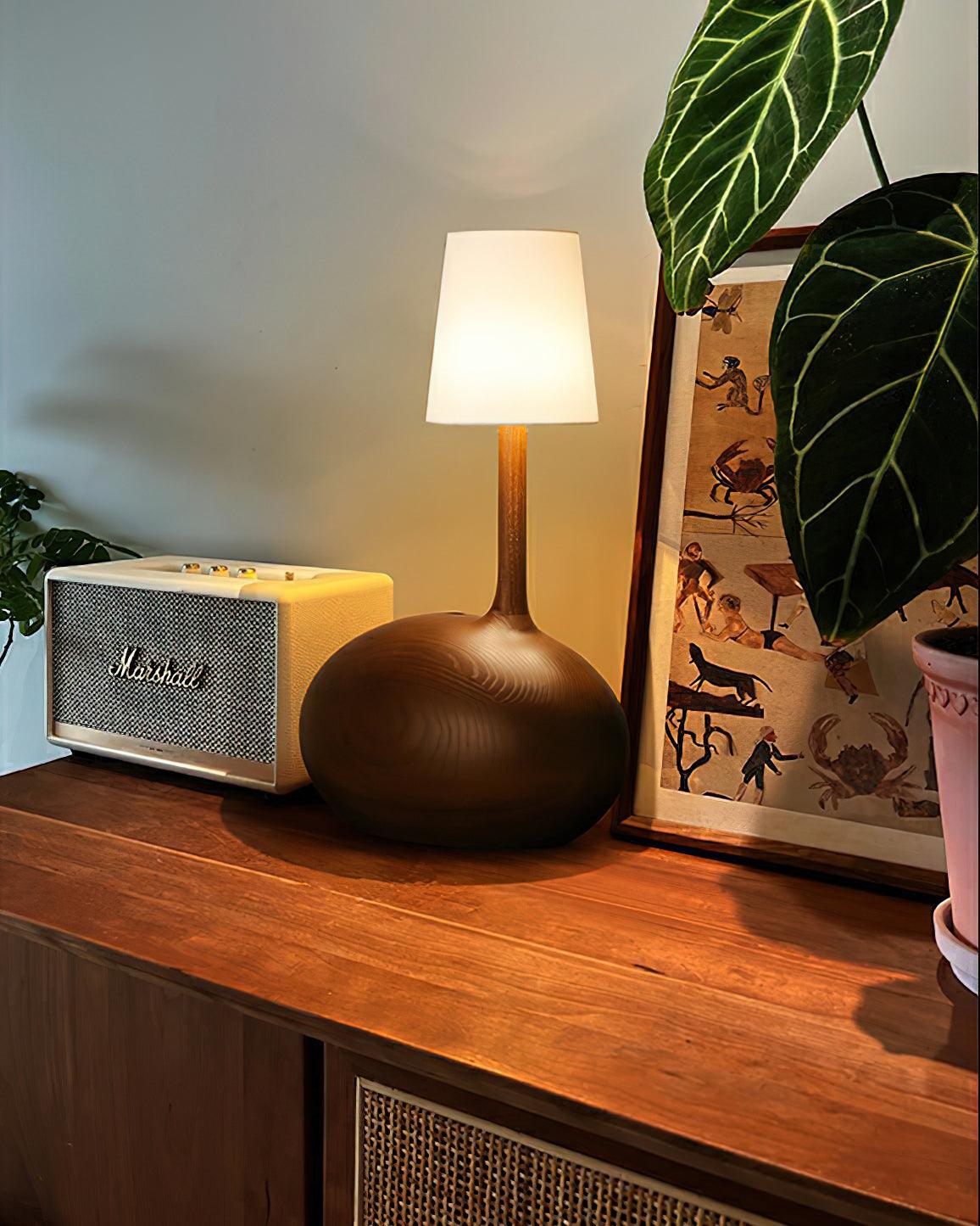 Lámpara de mesa de madera Kusema en un dormitorio acogedor – imagen 12