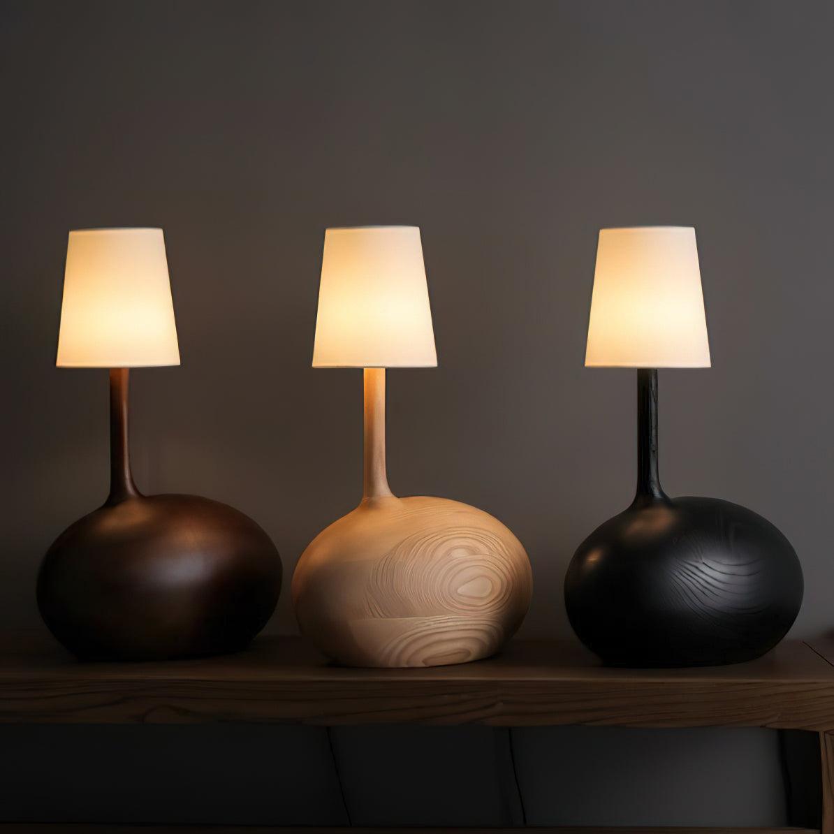 Lámpara de mesa de madera Kusema – los tres acabados juntos