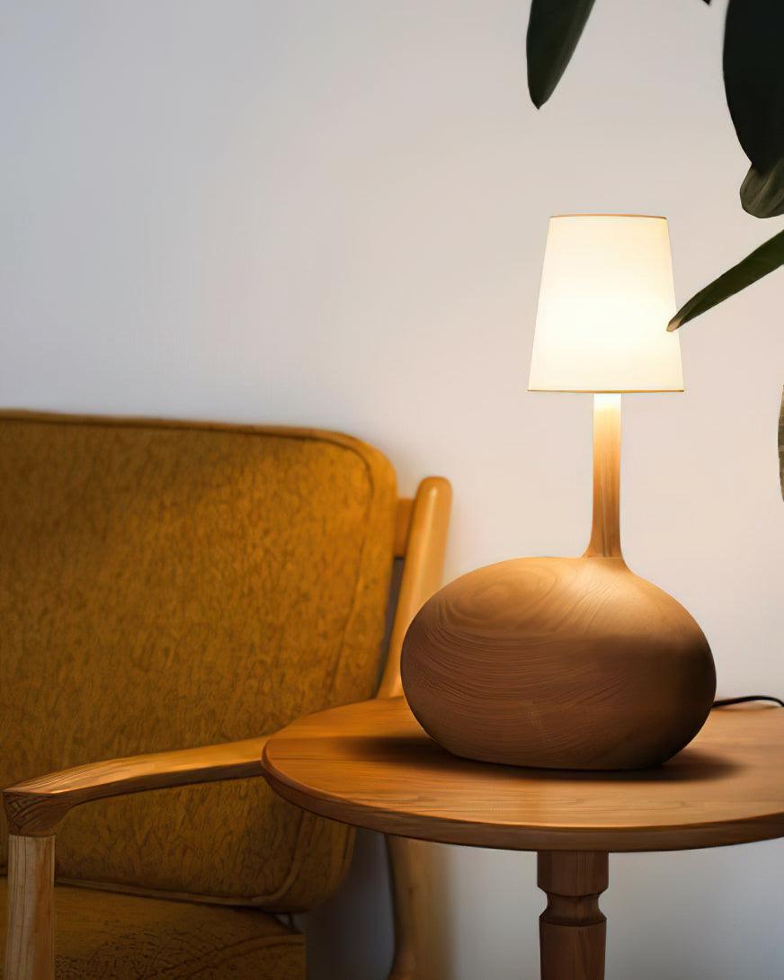 Lámpara de mesa de madera Kusema en un dormitorio acogedor – imagen 10