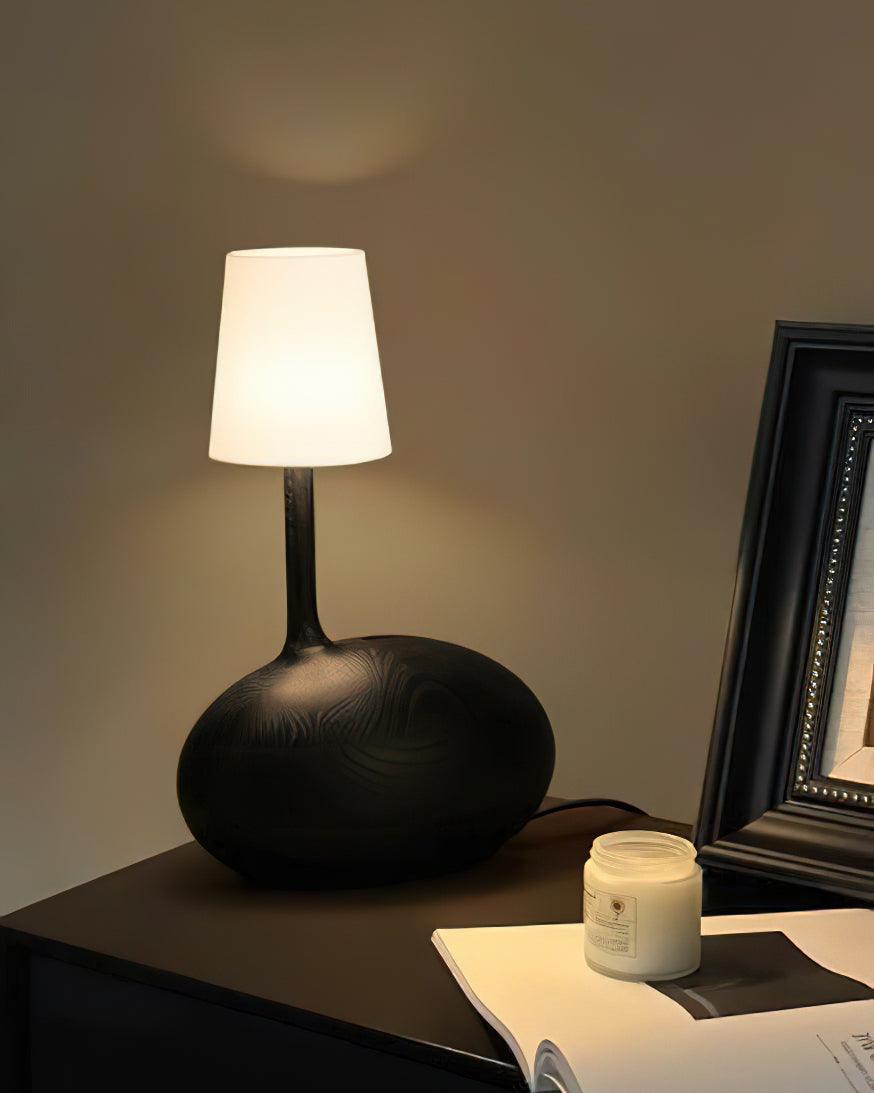 Lámpara de mesa de madera Kusema en un dormitorio acogedor – imagen 9