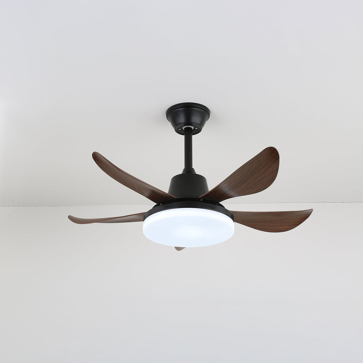 Ventilador de techo con luz Carvela en un dormitorio contemporáneo – imagen 5