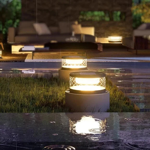 Lámpara solar de pilar Ichala – sobre un pedestal junto al agua