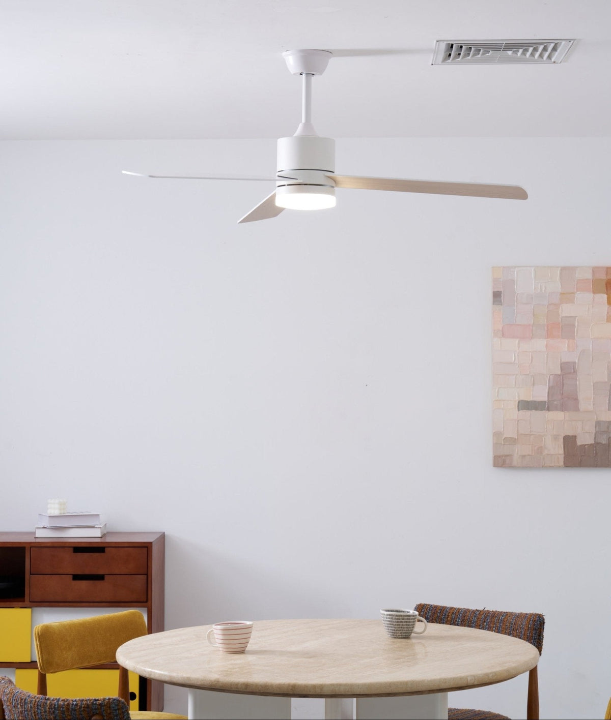 Ventilador de techo con luz Albora en un salón luminoso – imagen 9