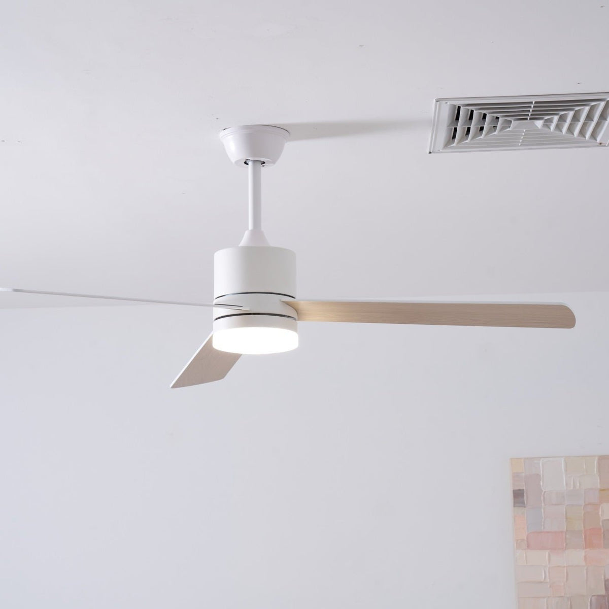 Ventilador de techo con luz Albora en un salón luminoso – imagen 10