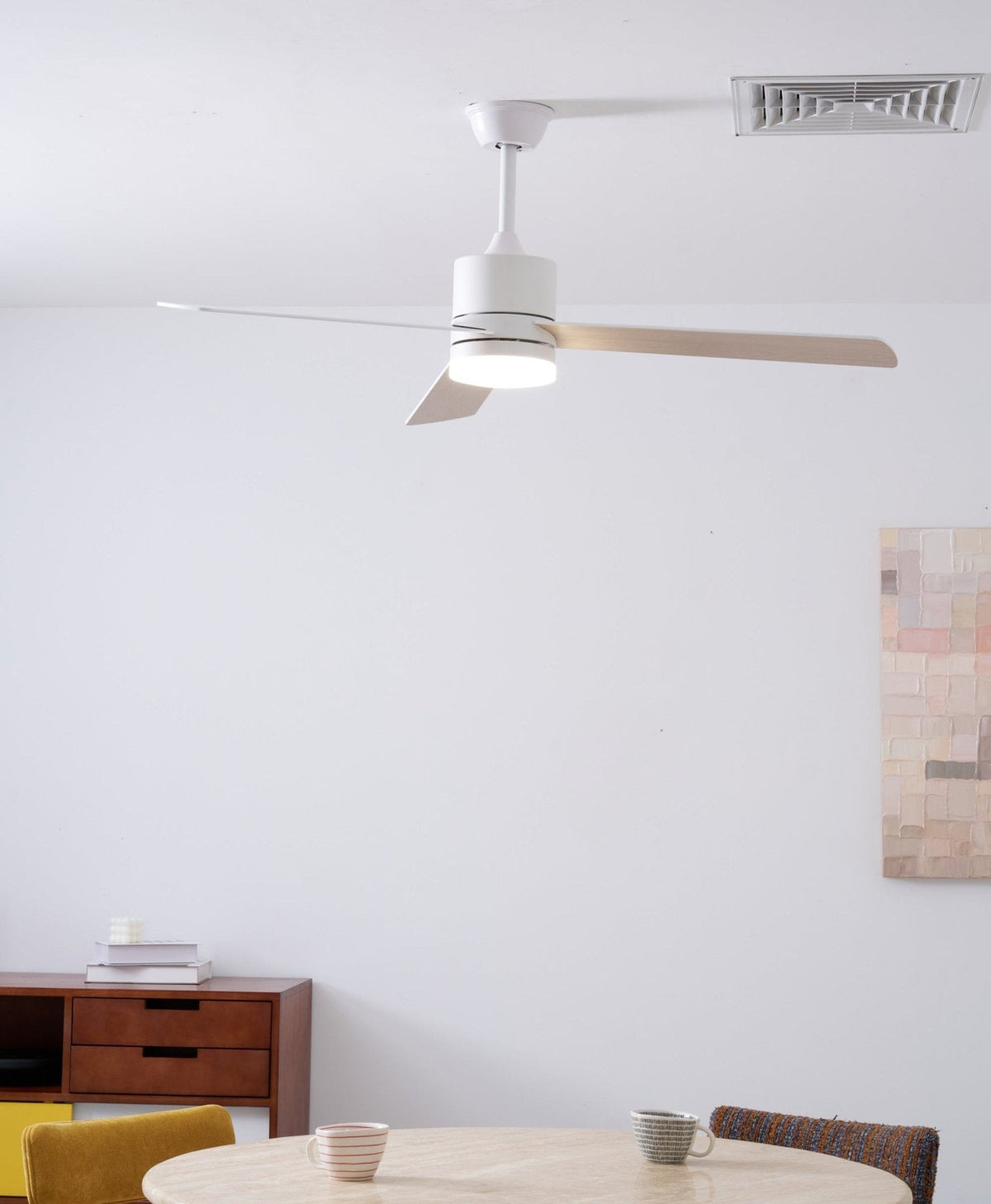 Ventilador de techo con luz Albora en un salón luminoso – imagen 11
