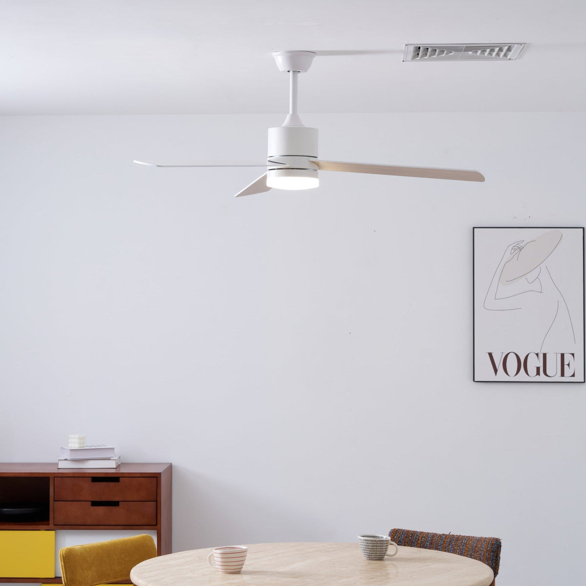 Ventilador de techo con luz Albora en un salón luminoso – imagen 14