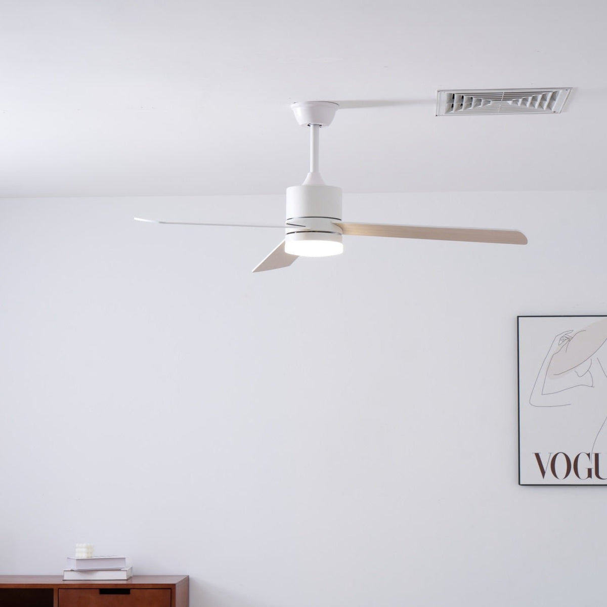 Ventilador de techo con luz Albora en un salón luminoso – imagen 15