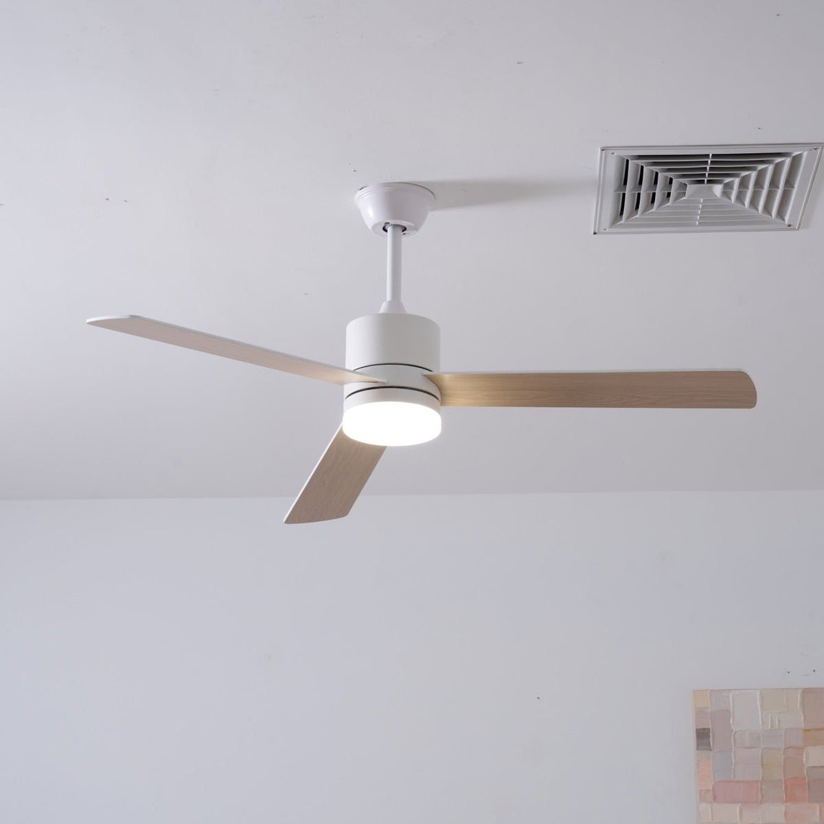 Ventilador de techo con luz Albora en un salón luminoso – imagen 7