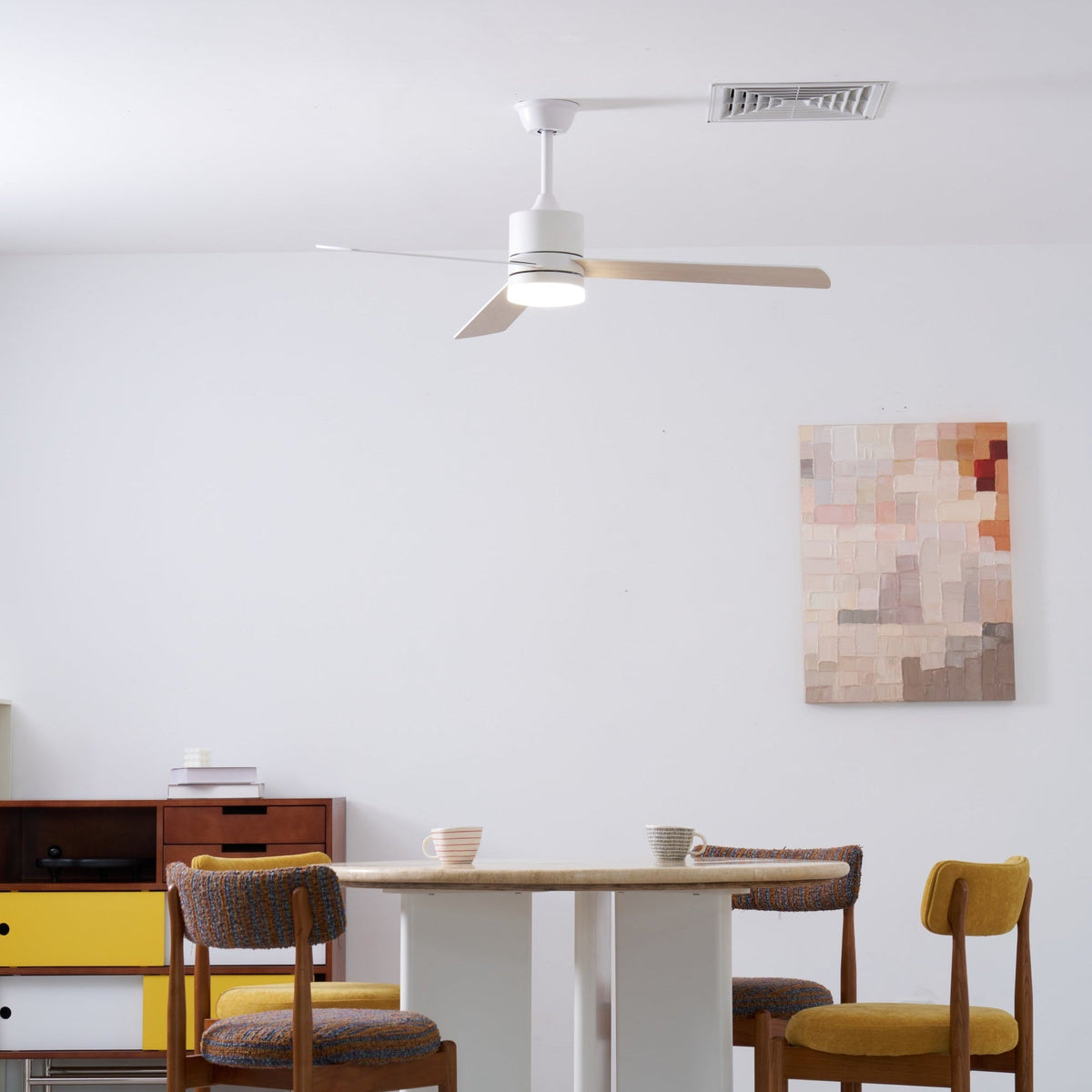 Ventilador de techo con luz Albora en un salón luminoso – imagen 2