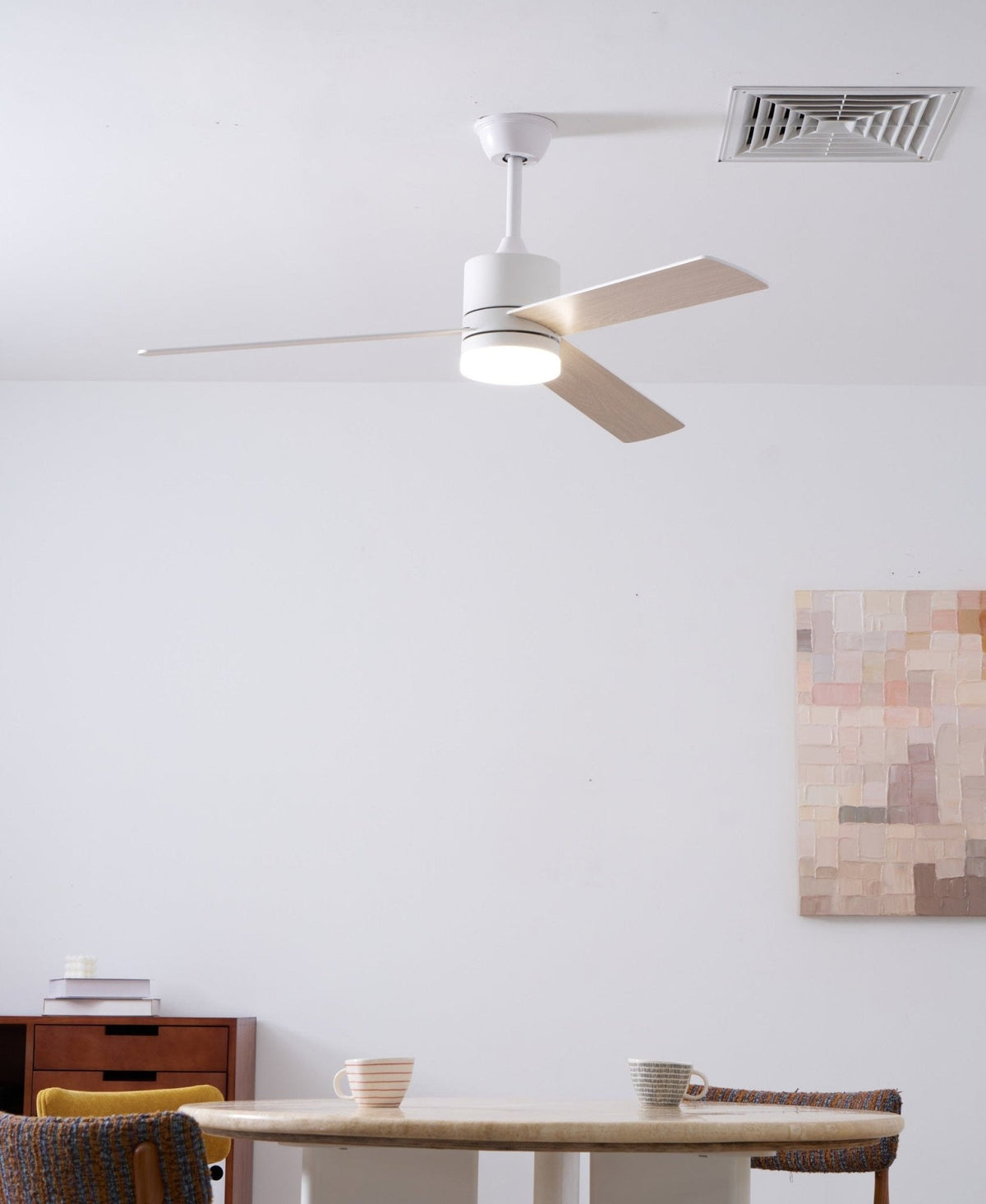 Ventilador de techo con luz Albora en un salón luminoso – imagen 5