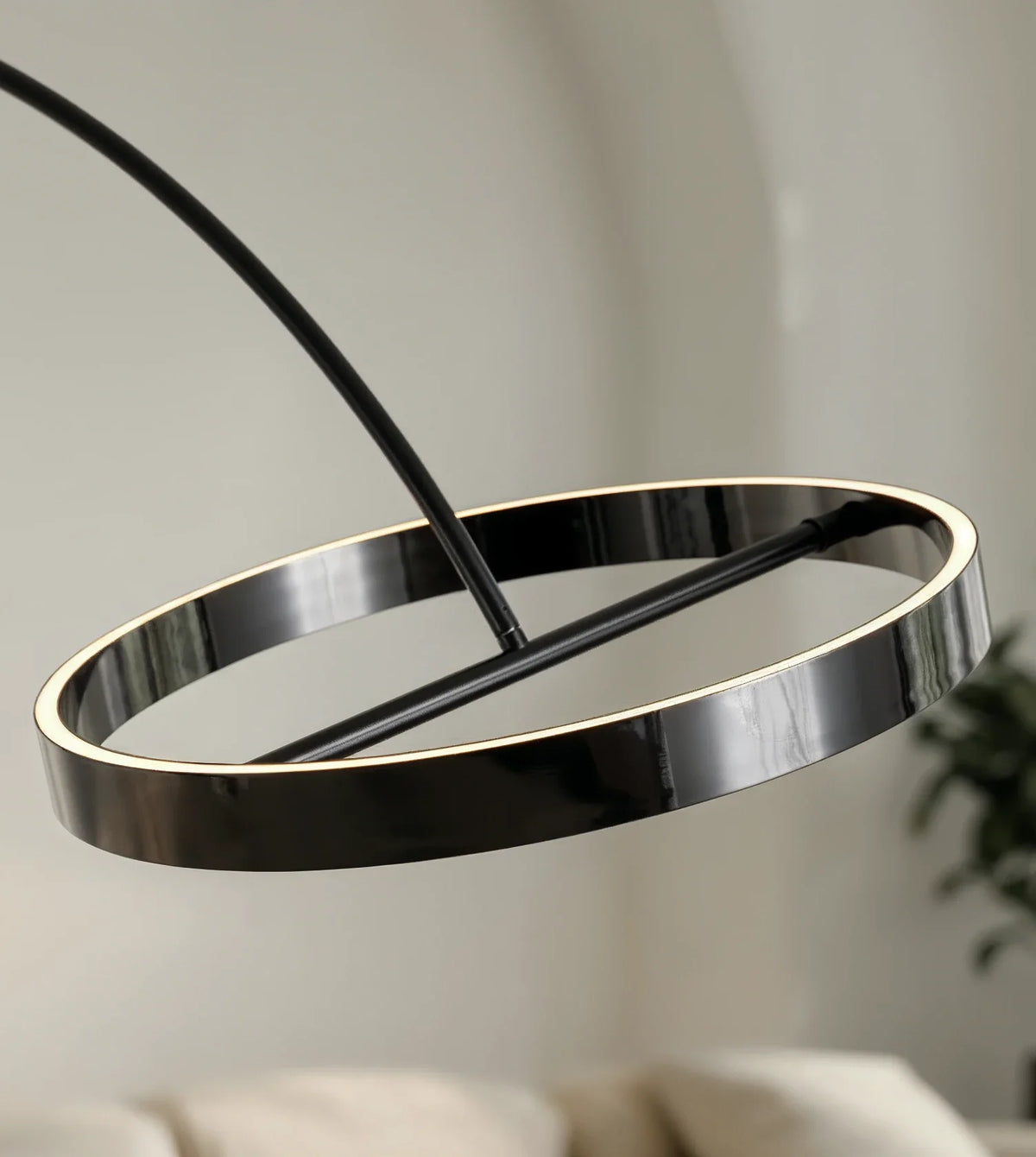 Lámpara de pie de arco LED Ruvela en un salón luminoso – imagen 5