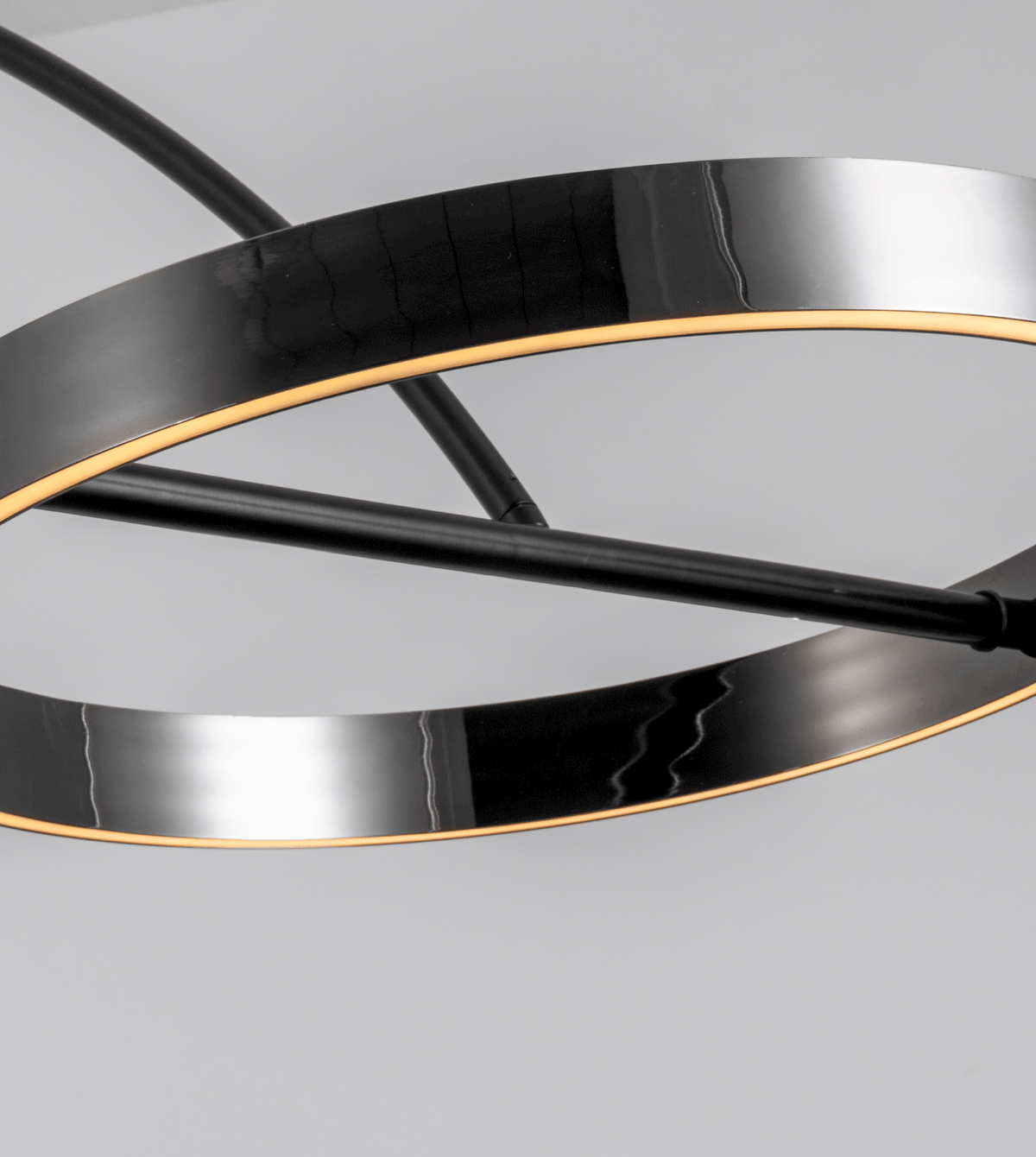Lámpara de pie de arco LED Ruvela en un salón luminoso – imagen 13