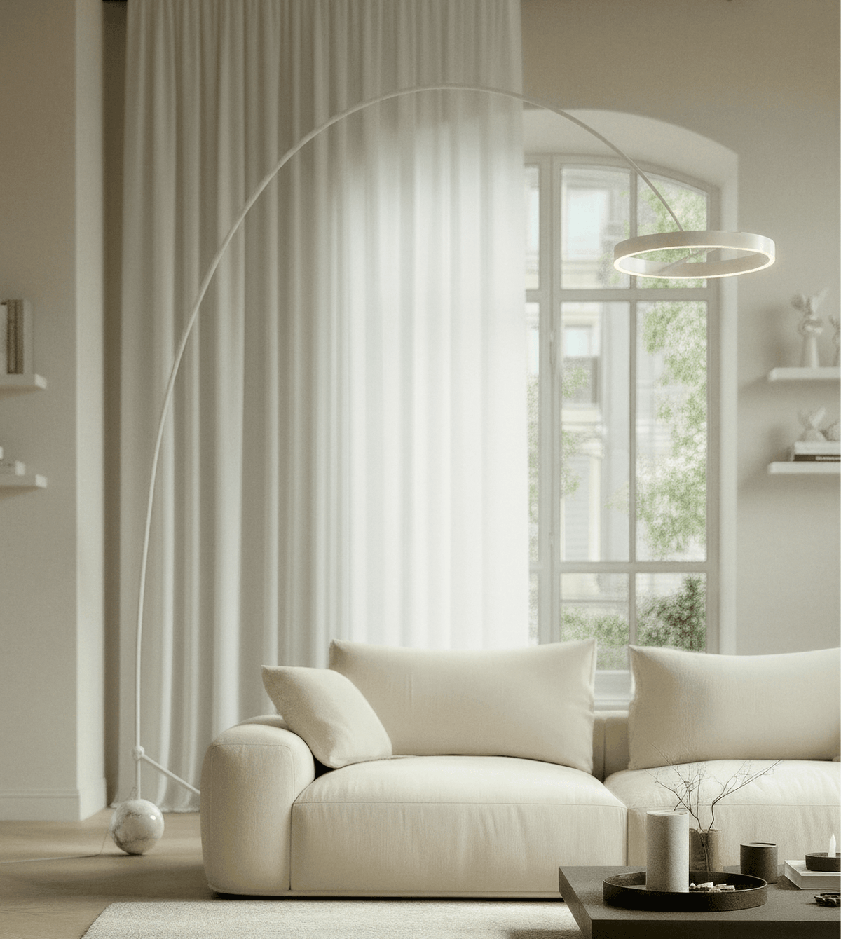 Lámpara de pie de arco LED Ruvela – acabado blanco junto al sofá